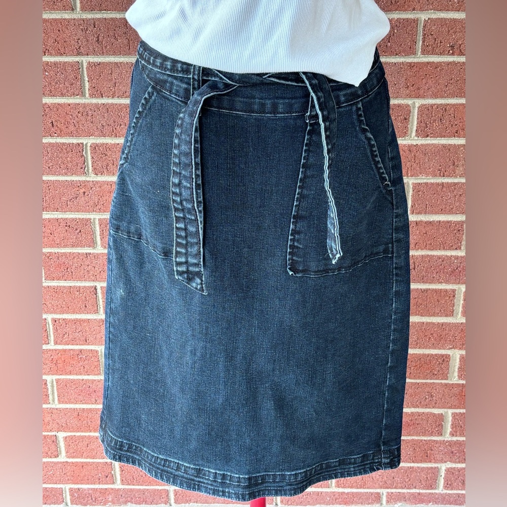 Women’s size 4 Cute and comfortable Blue Knee-Length Denim Skirt with Tie Front